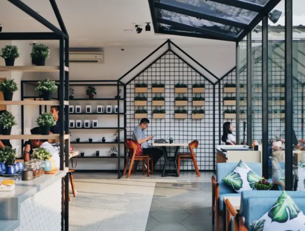 Warung kopi modern dengan tema alam
